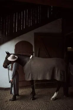 Sale 100% undyed natural sheep wool rug PURE by EQUITECT. Couvertures Cheval