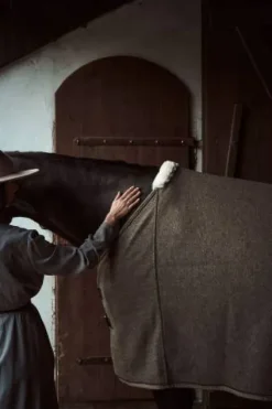 Sale 100% undyed natural sheep wool rug PURE by EQUITECT. Couvertures Cheval