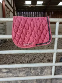 Tapis bordeaux avec strass Tapis De Cso|Tapis De Selle