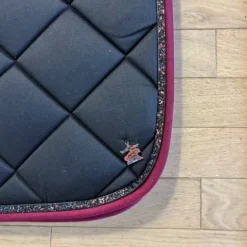 Hot Tapis de selle matelassé noir avec galon bordeaux - - liseré pailleté Tapis De Cso|Tapis De Selle