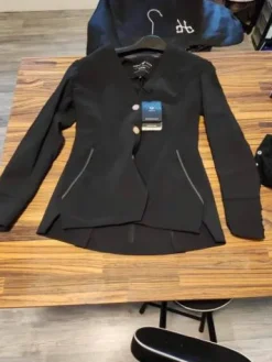 Clearance VESTE E FEMME NEUVE Femme La Cavalière En Concours|La Femme En Concours